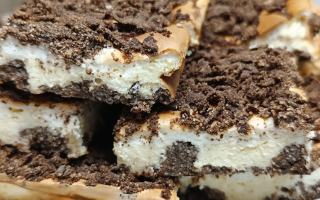 Sernik z pianką w kakaowej kruszonce