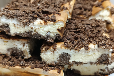 Sernik z pianką w kakaowej kruszonce