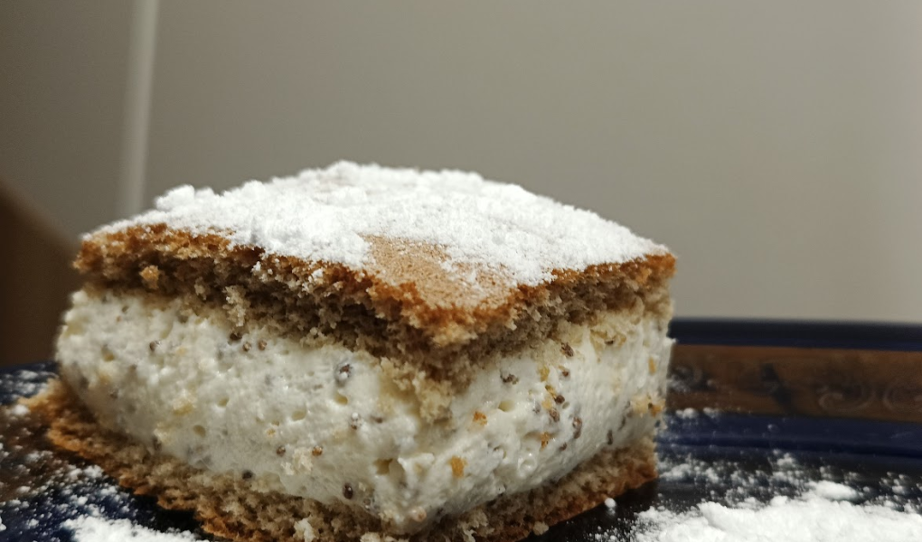 Anyżowy keto biszkopt przekładany pianką z chia