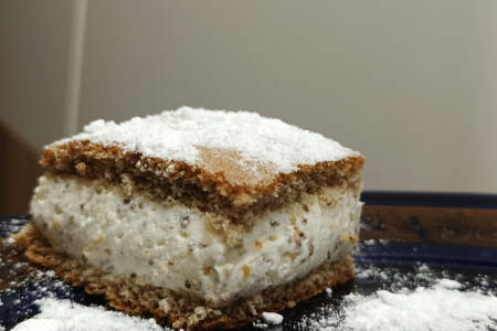 Anyżowy keto biszkopt przekładany pianką z chia