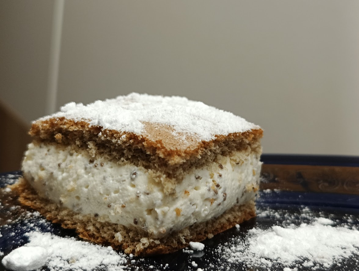 Anyżowy keto biszkopt przekładany pianką z chia