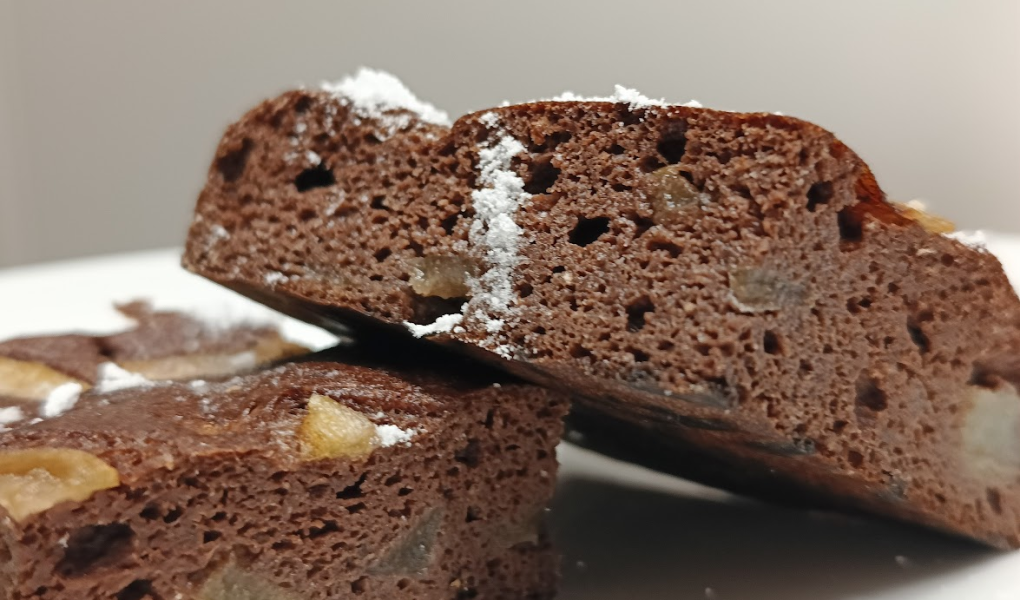 Keto kakaowe mokre ciasto z gruszkami