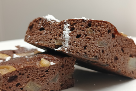 Keto kakaowe mokre ciasto z gruszkami