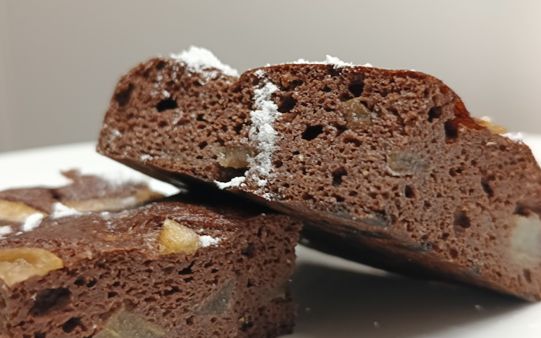 Keto kakaowe mokre ciasto z gruszkami