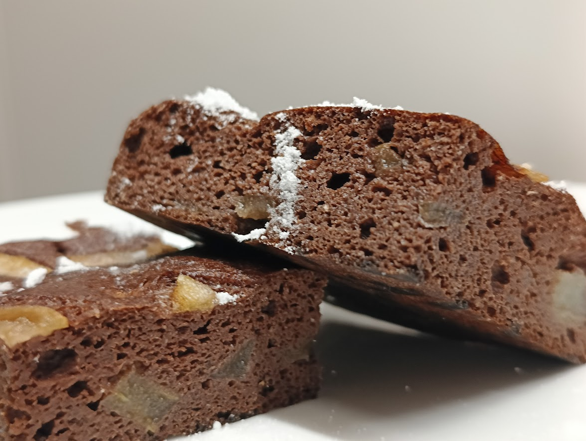 Keto kakaowe mokre ciasto z gruszkami