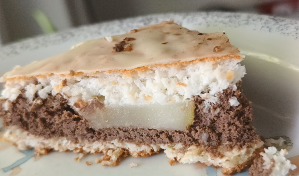 Kakaowy sernik bez sera z gruszkami w kokosie