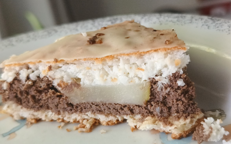 Kakaowy sernik bez sera z gruszkami w kokosie