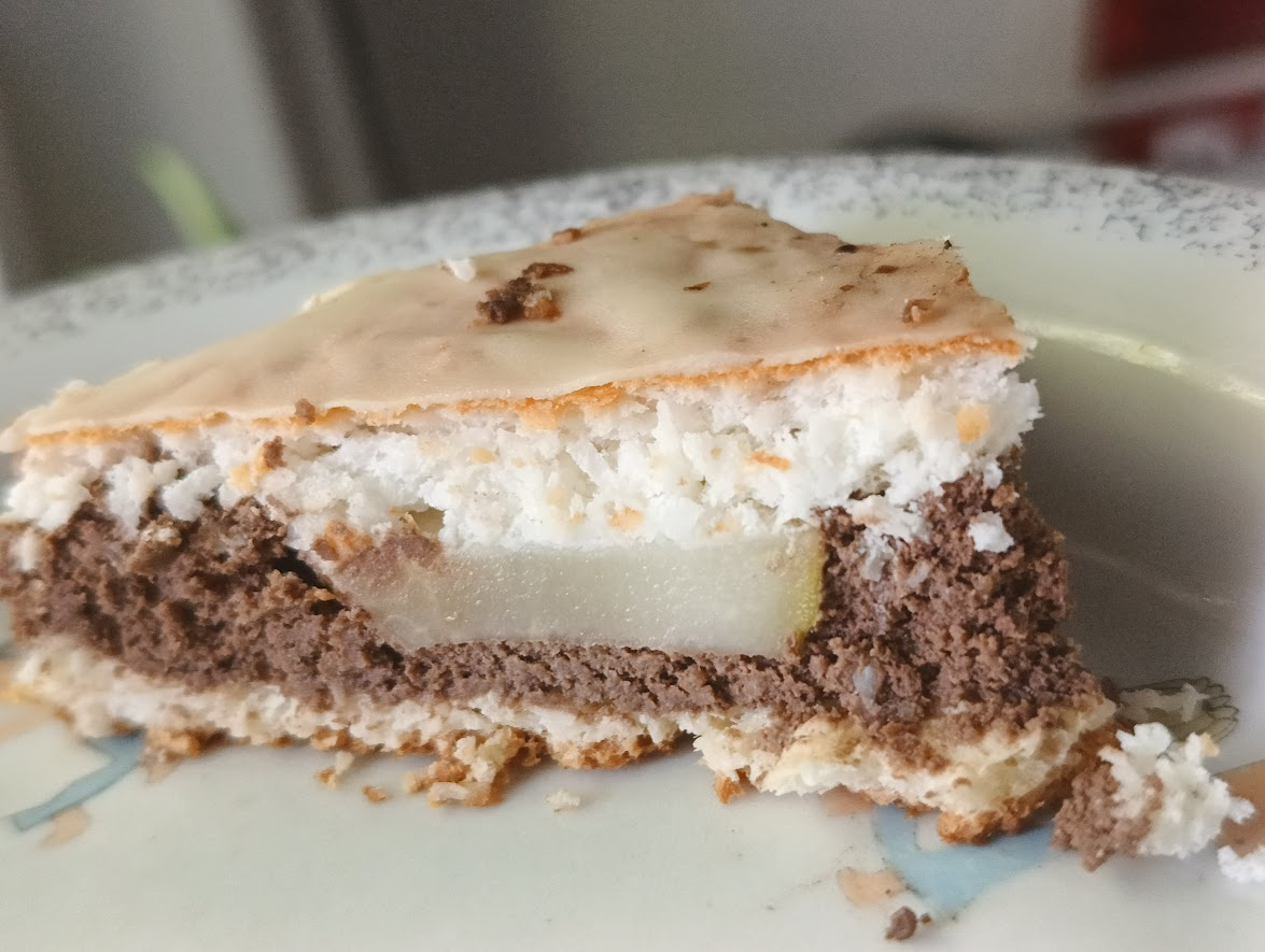 Kakaowy sernik bez sera z gruszkami w kokosie