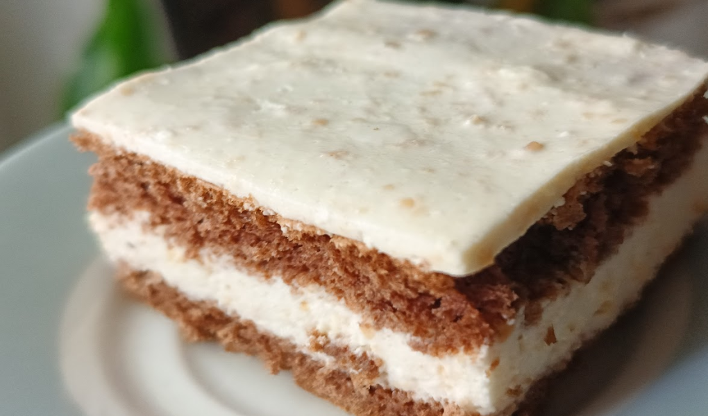 Keto ciasto Kakaowy biszkopt z orzechowym kremem