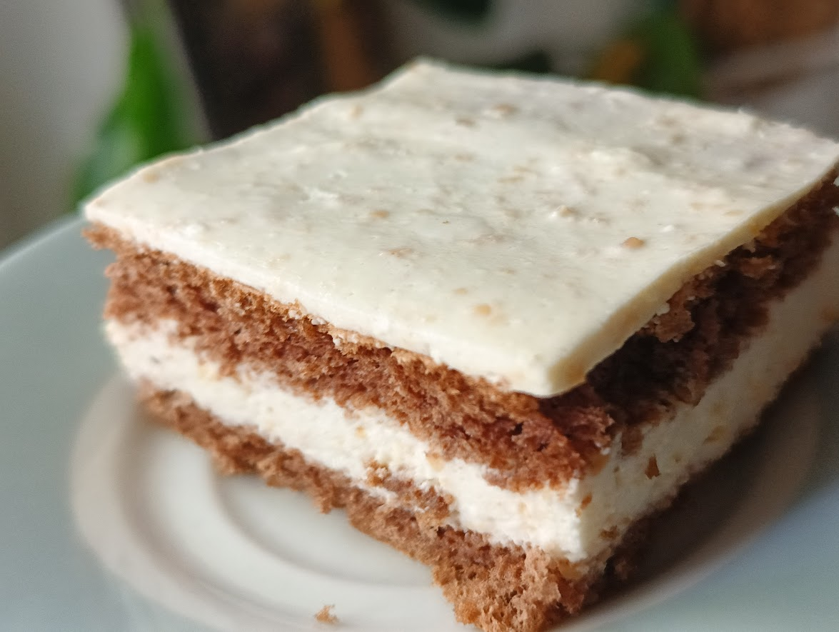 Keto ciasto Kakaowy biszkopt z orzechowym kremem