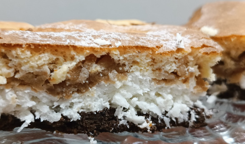 keto jabłecznik z kokosową pianką