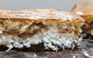 keto jabłecznik z kokosową pianką