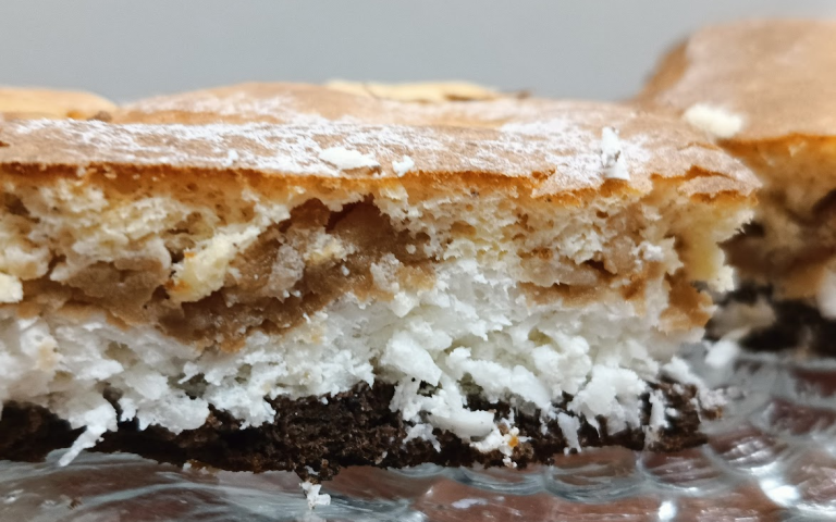 keto jabłecznik z kokosową pianką