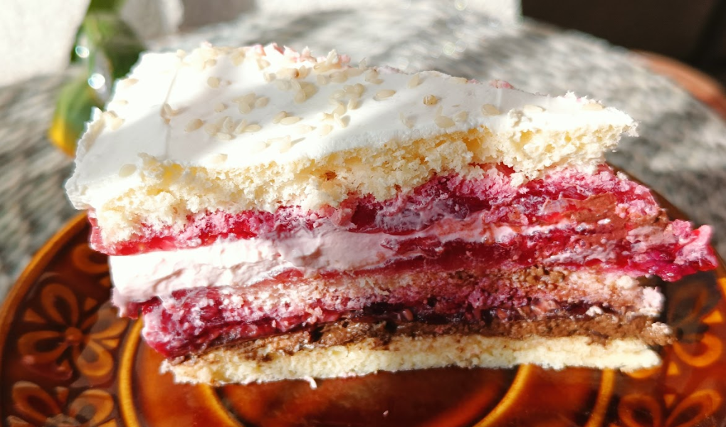 Keto tort malinowo, nugatowo jogurtowy