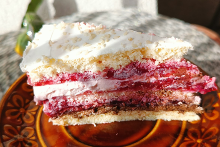 Keto tort malinowo, nugatowo jogurtowy