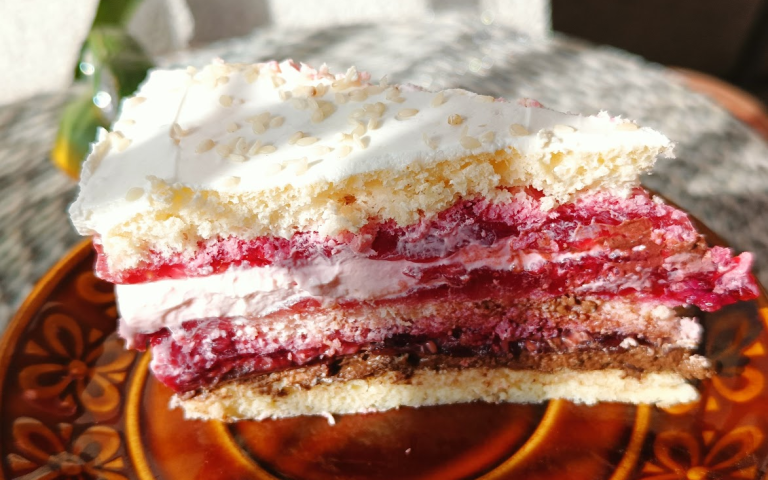 Keto tort malinowo, nugatowo jogurtowy