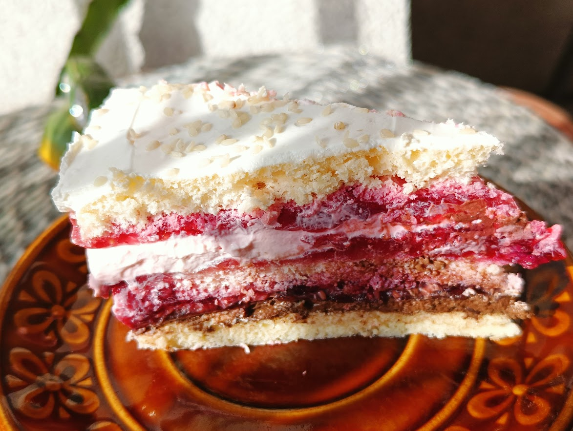 Keto tort malinowo, nugatowo jogurtowy