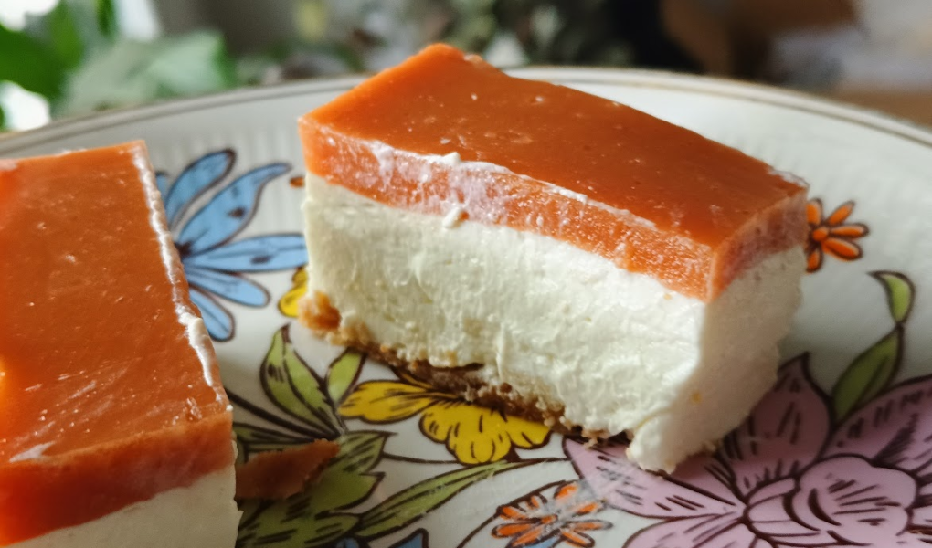 Sernik proteinowy z galaretką z guawy – bez cukru