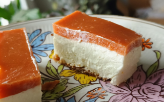 Sernik proteinowy z galaretką z guawy – bez cukru