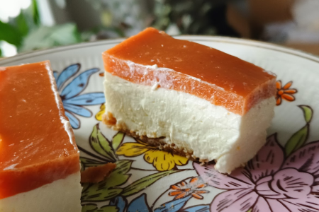 Sernik proteinowy z galaretką z guawy – bez cukru