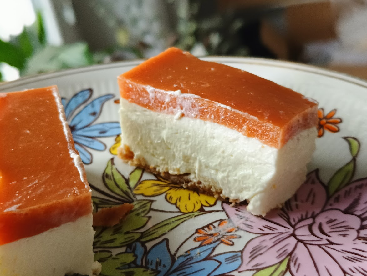 Sernik proteinowy z galaretką z guawy – bez cukru