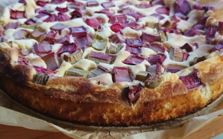 Sernikowy placek z rabarbarem