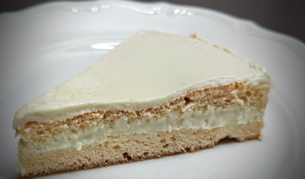 🍰 Keto biszkopt z pistacjowym kremem budyniowym na jogurcie greckim