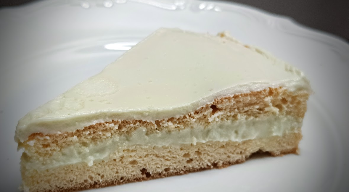 🍰 Keto biszkopt z pistacjowym kremem budyniowym na jogurcie greckim