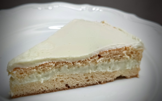 🍰 Keto biszkopt z pistacjowym kremem budyniowym na jogurcie greckim