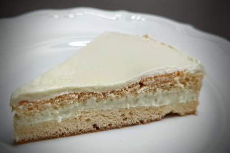 🍰 Keto biszkopt z pistacjowym kremem budyniowym na jogurcie greckim