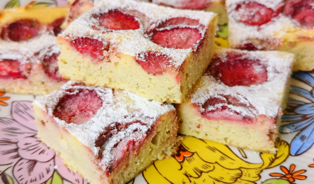 keto ciasto bez laktozy z truskawkami