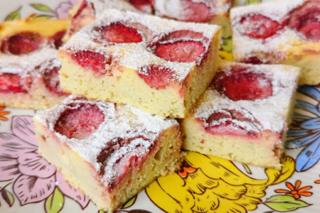 keto ciasto bez laktozy z truskawkami